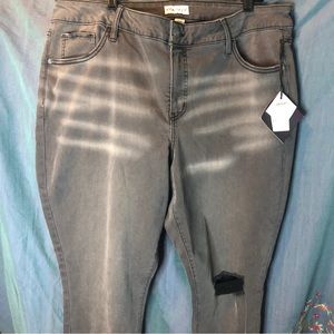 Ava & Viv NWT 20W distressed skinny jeans